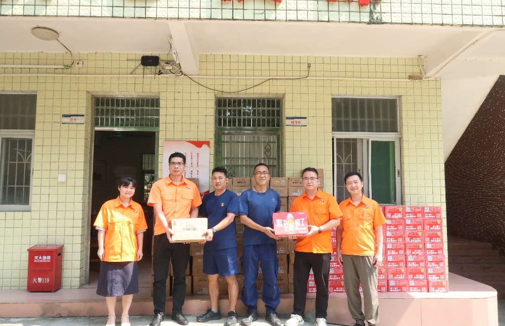 7太阳成集团tyc234cc民爆为高温环境奋战一线的广州增城森林消防大队送上夏日清凉_副本.jpg