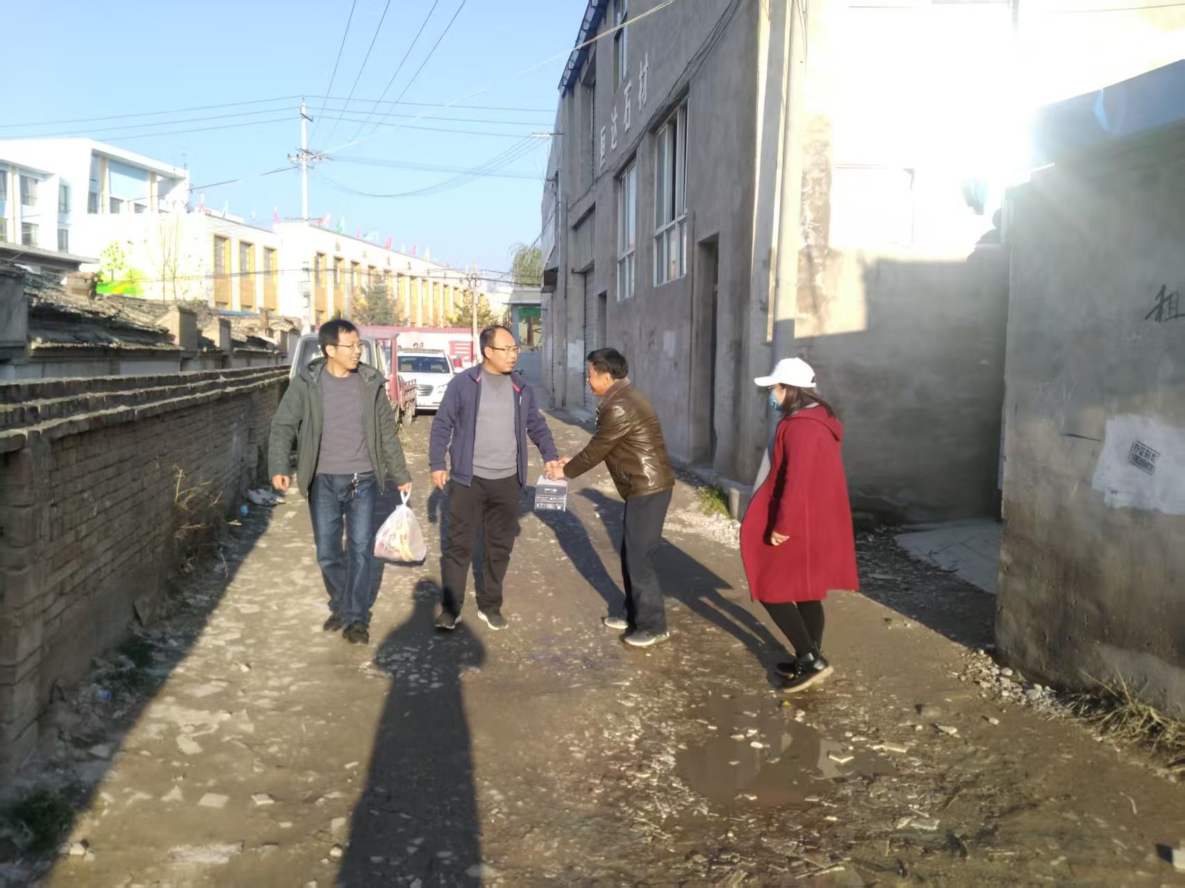 慰问困难职工1.jpg